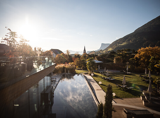 Piscina infinity all’aperto e giardino dell’hotel in autunno